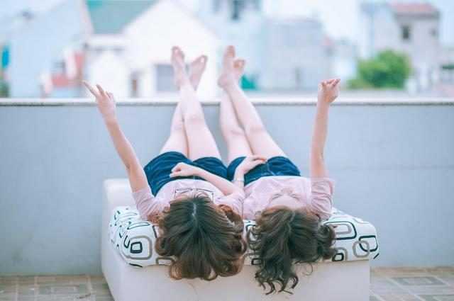 Des jumeaux identiques séparés à 2 ans développent un écart d'intelligence important et inattendu 1 Des Jumeaux Identiques Séparés à 2 Ans Développent Un écart