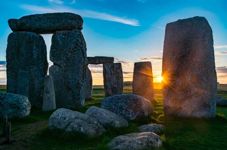Des Milliers De Mystérieux Puits Préhistoriques Découverts à Stonehenge