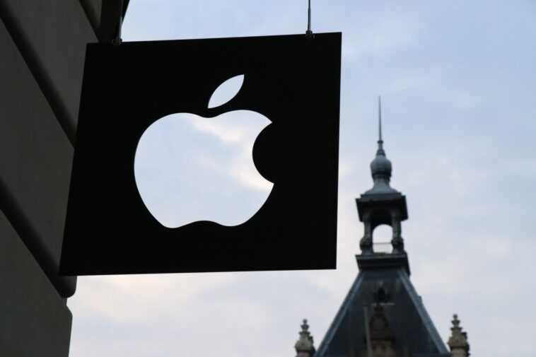 Les dirigeants d'Apple montrent un casque VR/AR à bord, signalant des progrès avancés 1 Les Dirigeants D'apple Montrent Un Casque Vr/ar à Bord, Signalant