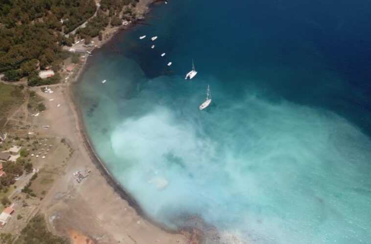 Parce que l'eau autour de l'île de Vulcano a changé de couleur, devenant blanc laiteux 1 Parce Que L'eau Autour De L'île De Vulcano A Changé