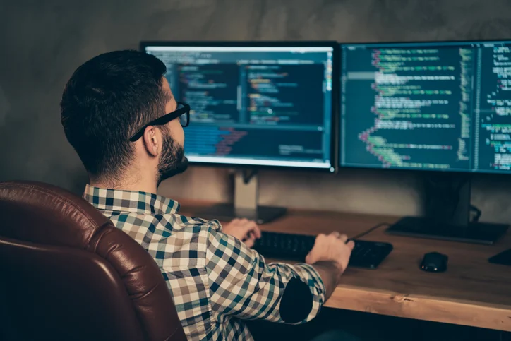 Raisons pour lesquelles nous devrions tous apprendre à coder 2 une personne qui programme