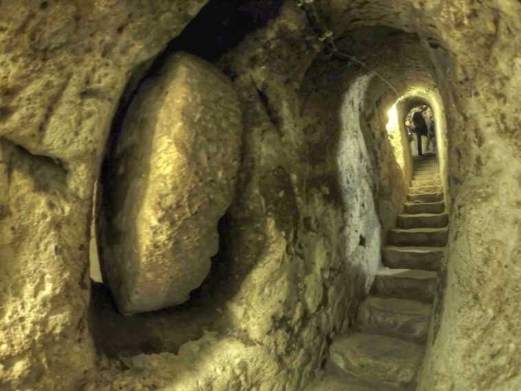 Un homme découvre une ancienne ville souterraine en abattant un mur dans son sous-sol 1 Un Homme Découvre Une Ancienne Ville Souterraine En Abattant Un