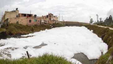 Ville colombienne envahie par l'écume fétide générée par l'extrême pollution d'une rivière 1 Ville Colombienne Envahie Par L'écume Fétide Générée Par L'extrême Pollution