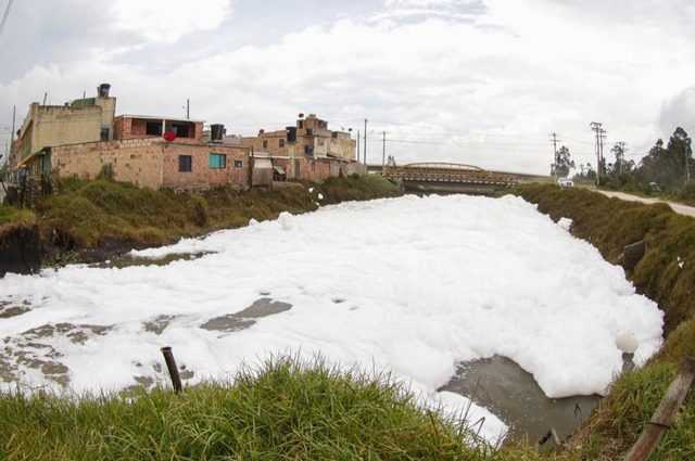 Ville colombienne envahie par l'écume fétide générée par l'extrême pollution d'une rivière 1 Ville Colombienne Envahie Par L'écume Fétide Générée Par L'extrême Pollution