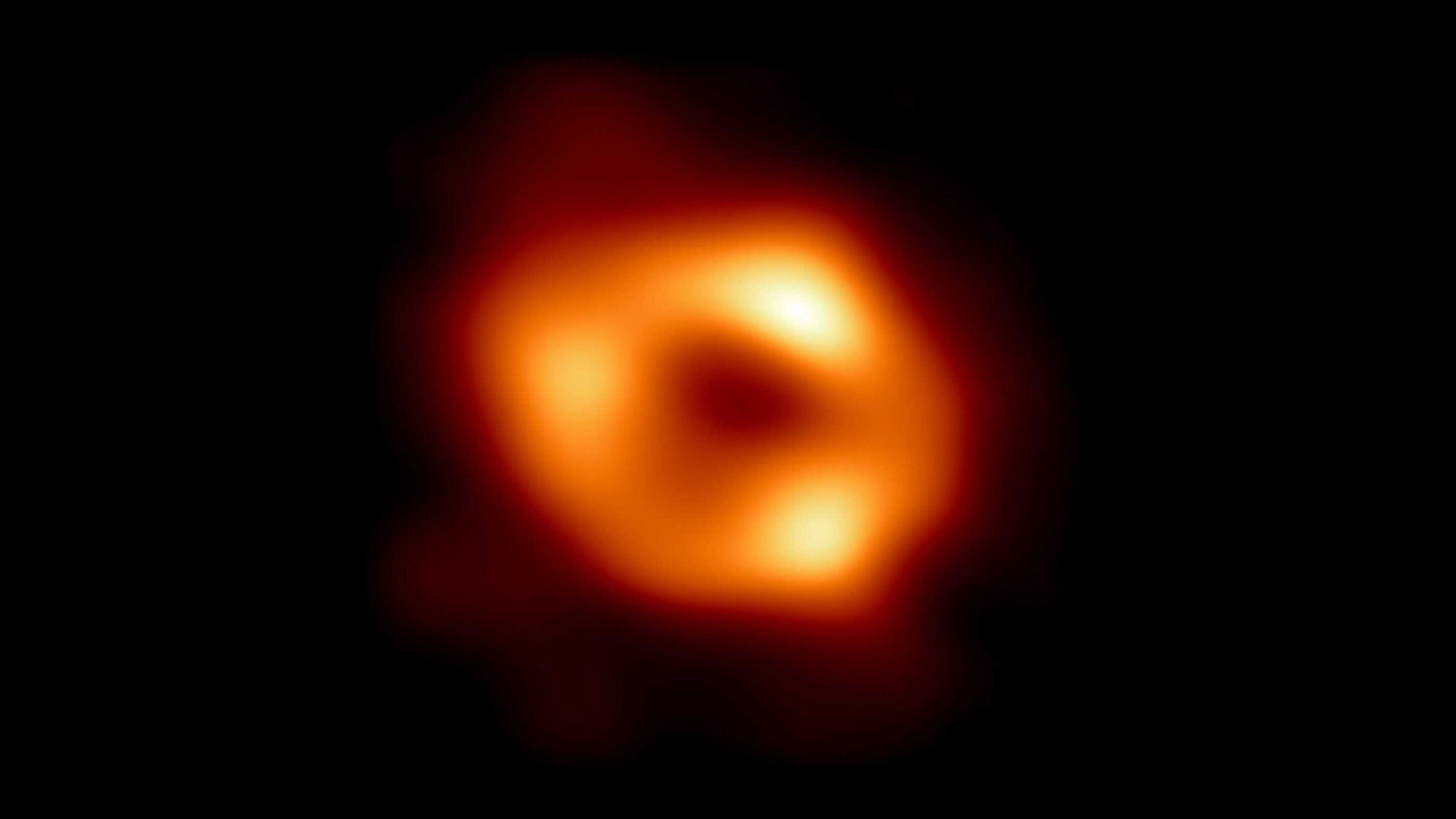 Voici la première image historique du trou noir au centre de la Voie Lactée : Sagittarius A* 2 First Image Of Our Black Hole (with Wider Background)