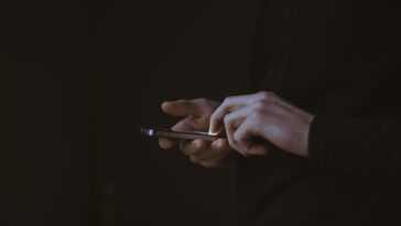 Aux États-Unis, les adultes vérifient leur téléphone 352 fois par jour en moyenne, soit 4 fois plus souvent qu'en 2019 3 Aux États Unis, Les Adultes Vérifient Leur Téléphone 352 Fois Par