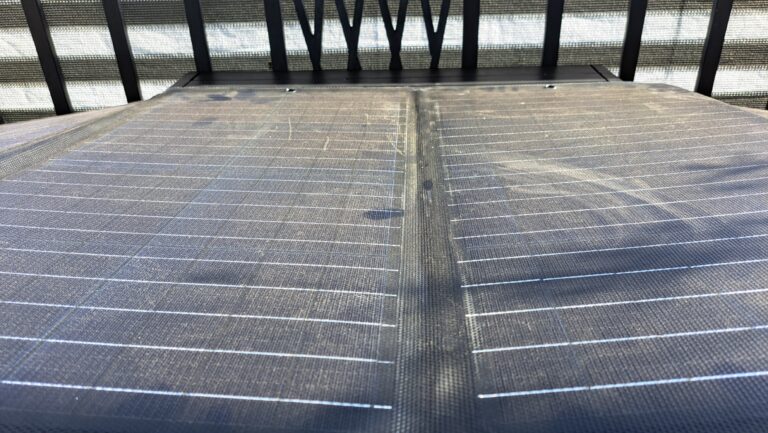 1655015410 887 Avec un panneau solaire et une centrale electrique a Rock
