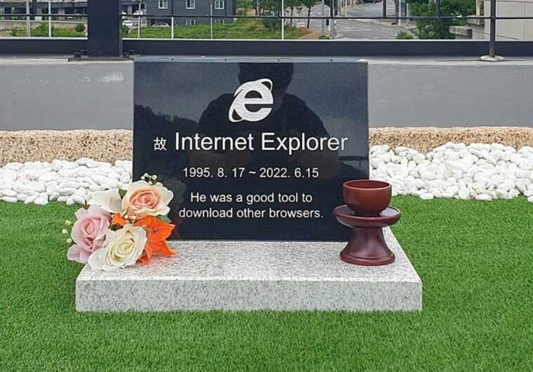 Un ingénieur crée une pierre tombale pour le défunt Internet Explorer : la photo est devenue virale 1 Un Ingénieur Crée Une Pierre Tombale Pour Le Défunt Internet
