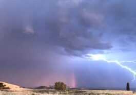 Un Arc En Ciel Et Un Orage Illuminent Le Ciel En Même