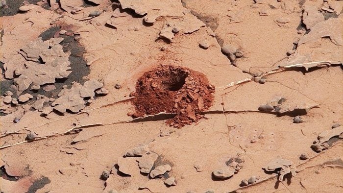 Pour chercher des traces de vie sur Mars, il faut creuser au moins 2 mètres, selon une étude 3 Un trou de quelques cm réalisé dans la régolatite martienne par le rover Curiosity. Crédit : NASA