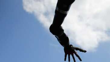 Deux bras robotiques contrôlés par la pensée permettent à un homme de recommencer à manger par lui-même 7 Deux Bras Robotiques Contrôlés Par La Pensée Permettent à Un