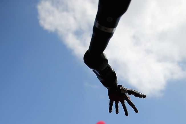 Deux bras robotiques contrôlés par la pensée permettent à un homme de recommencer à manger par lui-même 1 Deux Bras Robotiques Contrôlés Par La Pensée Permettent à Un