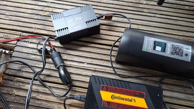 Charger une batterie de vélo électrique sur un panneau solaire ? Mieux vaut pas directement 2 Charger une batterie de velo electrique sur une cellule solaire
