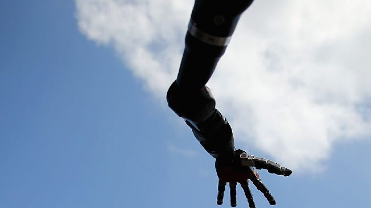 Deux bras robotiques contrôlés par la pensée permettent à un homme de recommencer à manger par lui-même 2 Deux bras robotiques controles par la pensee permettent a un
