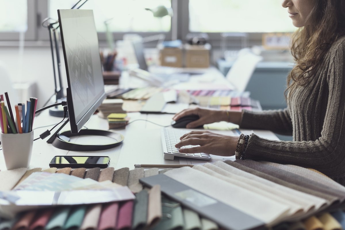 Qu'est-ce que la location technologique et pourquoi cela pourrait t'intéresser 3 Femme travaillant devant un ordinateur de bureau.