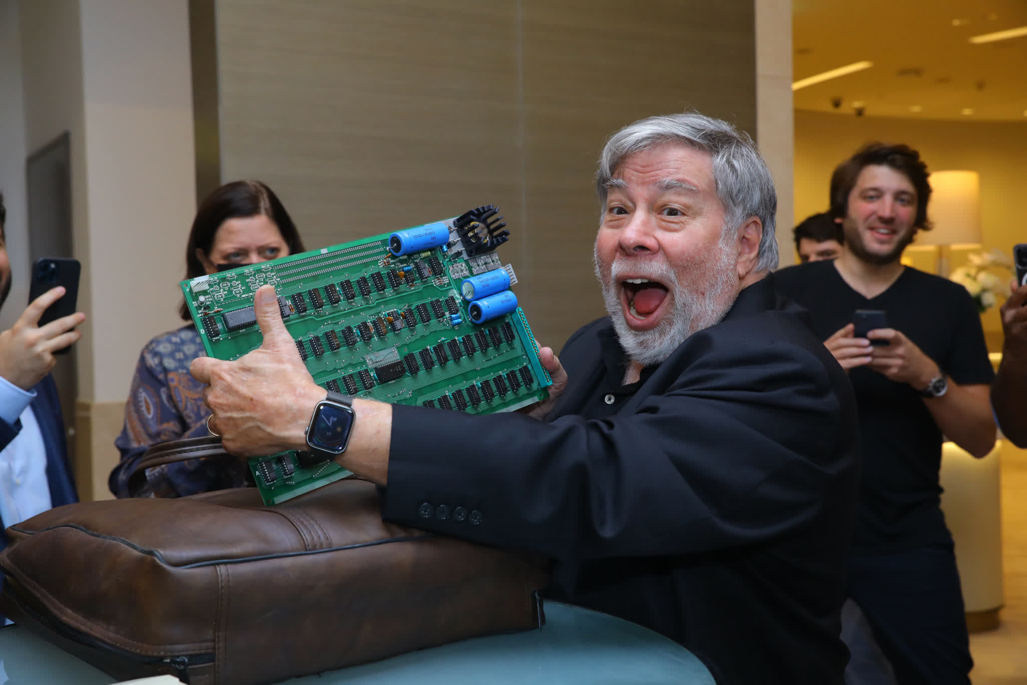 Un Apple-1 signé par Steve Wozniak est mis aux enchères pour environ 480 000 $ 2 Un Apple 1 signe par Steve Wozniak est mis aux encheres