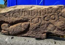 Un Phallus Et Une Insulte Gravés Sur Une Pierre Vieille