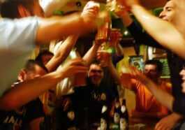 Une Bière Ou Un Verre De Vin Peut Faire Vieillir