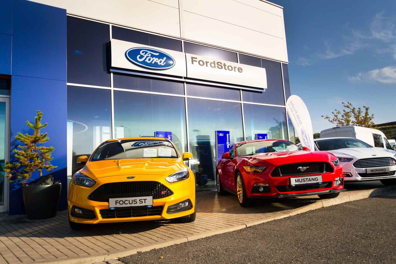 Ford vil forlate forhandlere og selge sine elbiler på nett Ford-forhandler