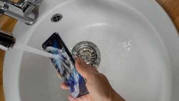 Smartphone trop chaud : c'est pourquoi il faut le plonger dans l'eau 19 Smartphone Trop Chaud : C'est Pourquoi Il Faut Le Plonger