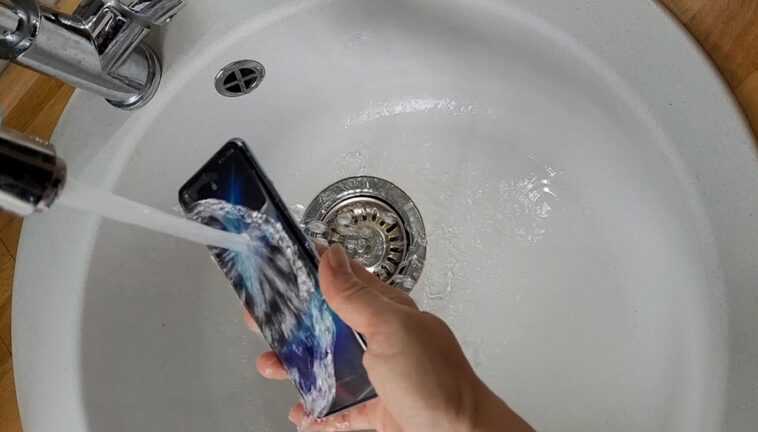 Smartphone trop chaud : c'est pourquoi il faut le plonger dans l'eau 1 Smartphone Trop Chaud : C'est Pourquoi Il Faut Le Plonger