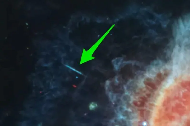 Il y a un détail caché dans l'une des photos du télescope spatial James Webb 3 La longue bande bleutée (indiquée par la flèche verte), est en fait une galaxie vue de côté / NASA, ESA, CSA et STScI.