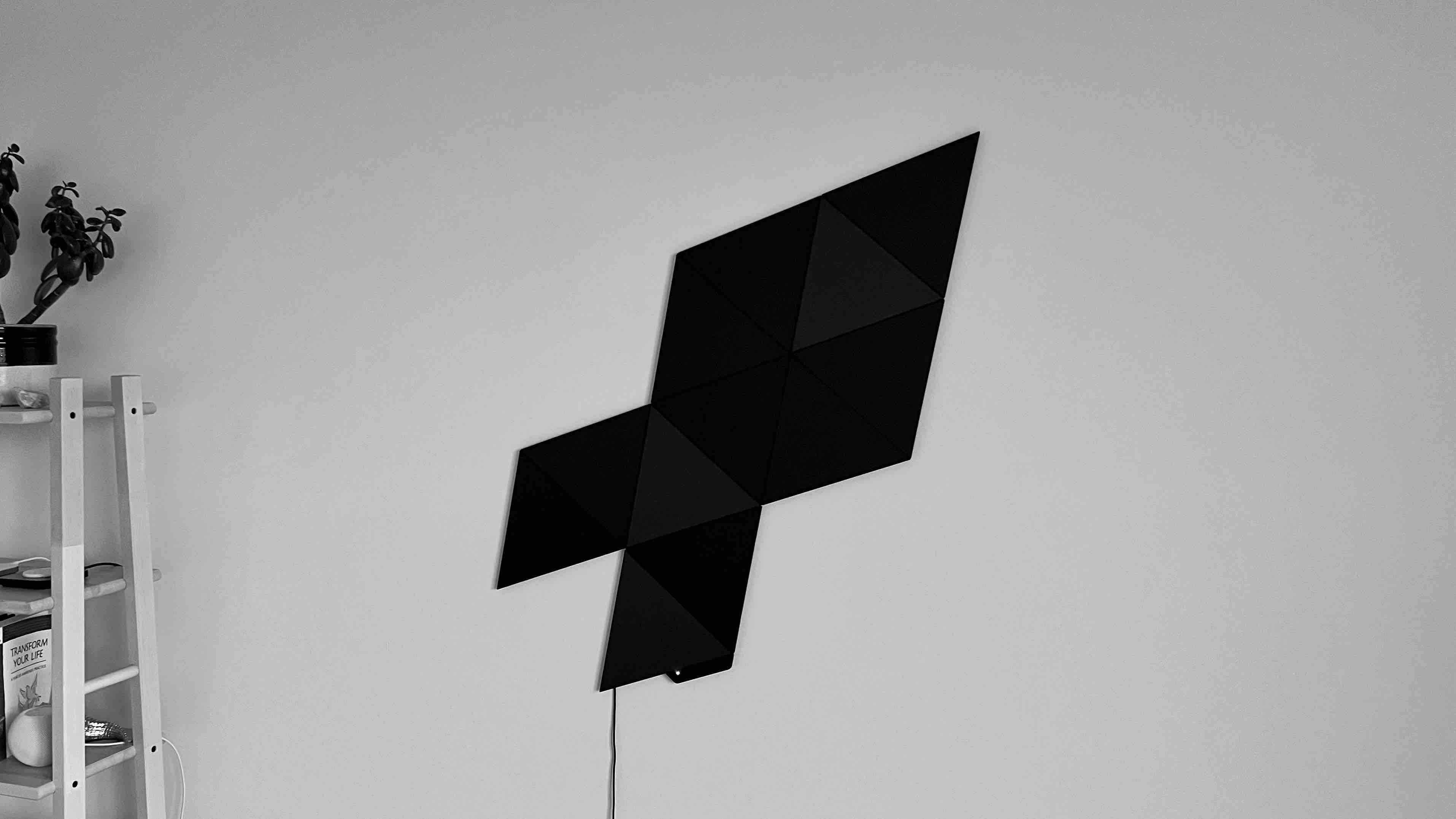 Pratique avec les lampes HomeKit modulaires Ultra Black Triangles en édition limitée de Nanoleaf Le HomeKit noir Nanoleaf s'éteint