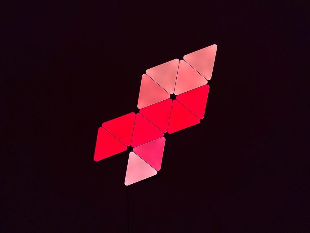 Hands-on with Nanoleaf's limited edition Ultra Black Triangles modular HomeKit lights 1657828516 395 Pratique avec les lampes HomeKit modulaires Ultra Black Triangles en