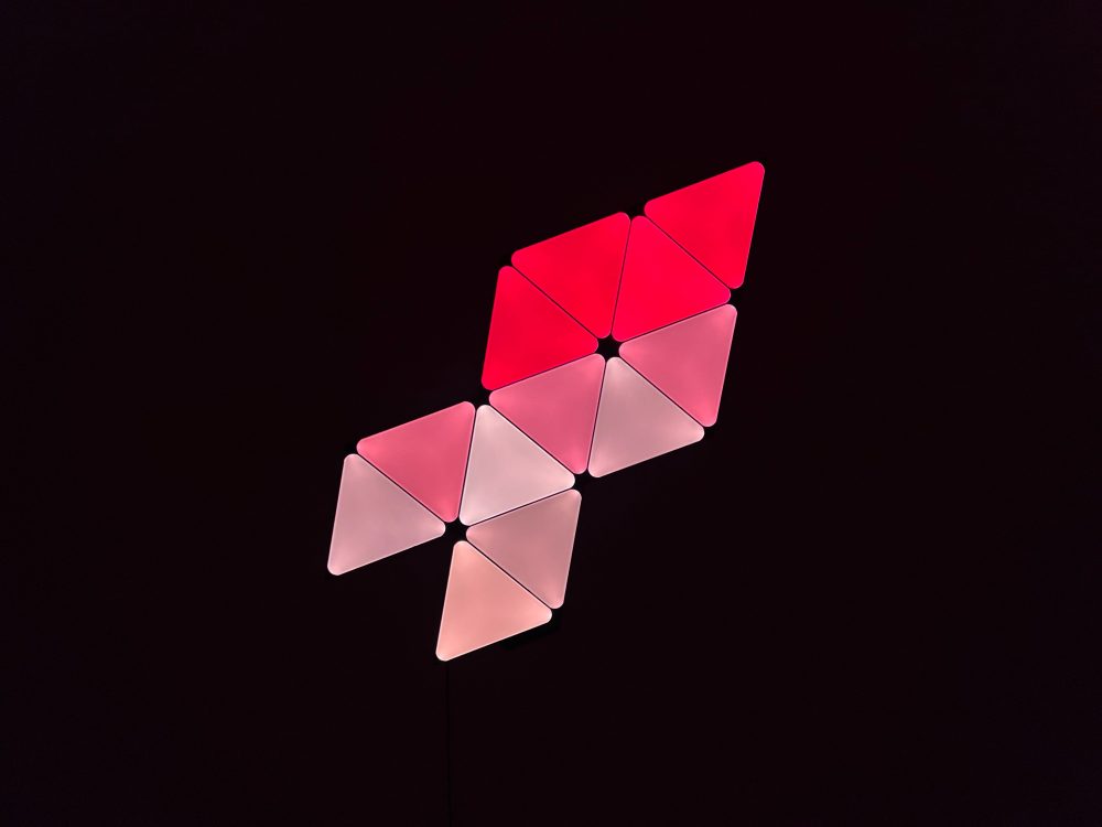 Hands-on with Nanoleaf's limited edition Ultra Black Triangles modular HomeKit lights 1657828516 397 Pratique avec les lampes HomeKit modulaires Ultra Black Triangles en
