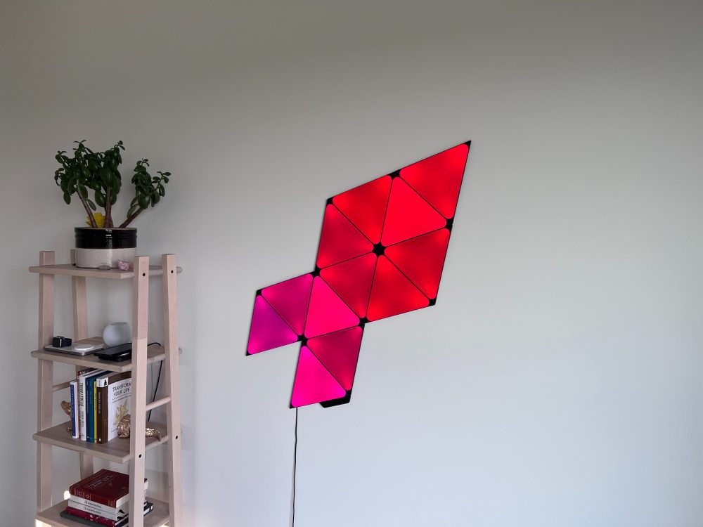 Hands-on with Nanoleaf's limited edition Ultra Black Triangles modular HomeKit lights 1657828516 784 Pratique avec les lampes HomeKit modulaires Ultra Black Triangles en