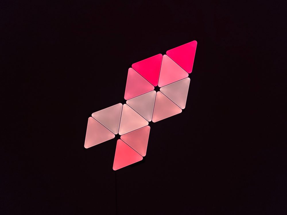Hands-on with Nanoleaf's limited edition Ultra Black Triangles modular HomeKit lights 1657828516 894 Pratique avec les lampes HomeKit modulaires Ultra Black Triangles en
