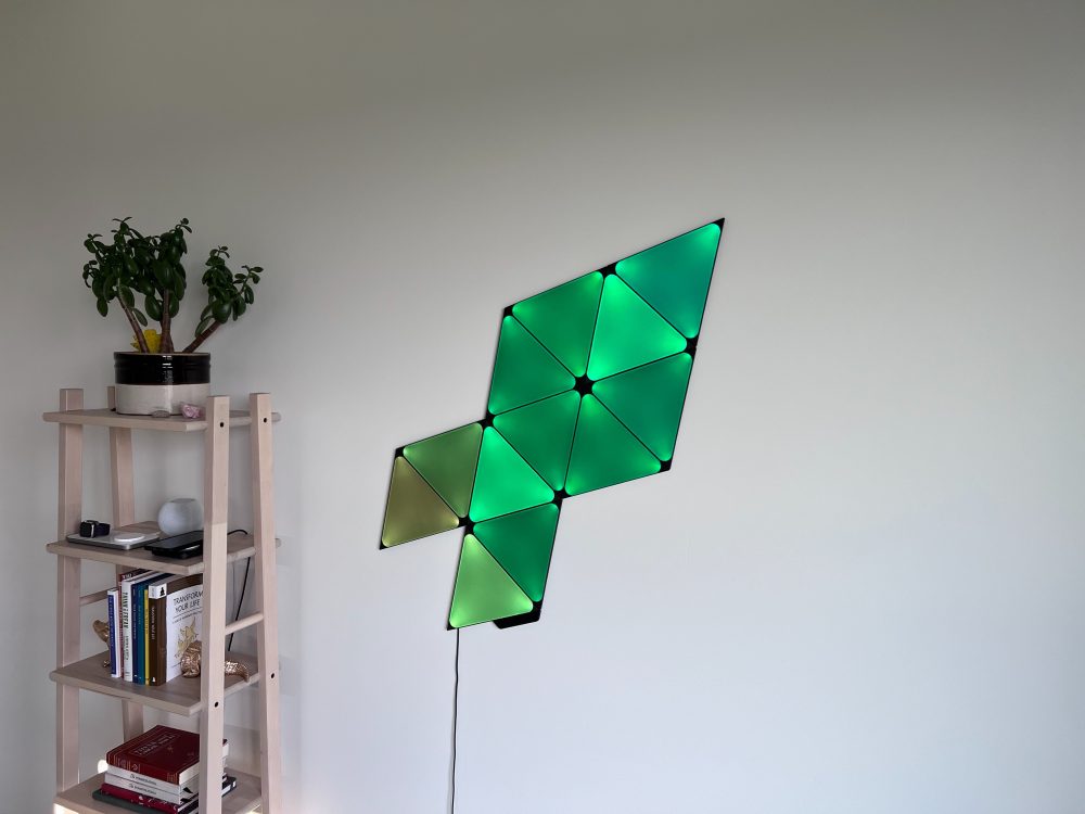 Hands-on with Nanoleaf's limited edition Ultra Black Triangles modular HomeKit lights 1657828517 825 Pratique avec les lampes HomeKit modulaires Ultra Black Triangles en