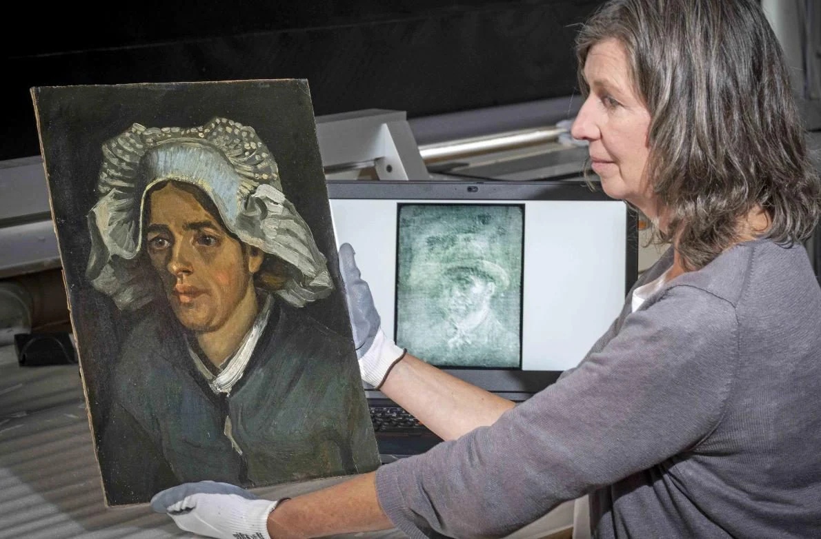 Un autoportrait caché de Van Gogh découvert aux rayons X : il était derrière un autre de ses tableaux 3 La restauratrice principale de la galerie, Lesley Stevenson, montre