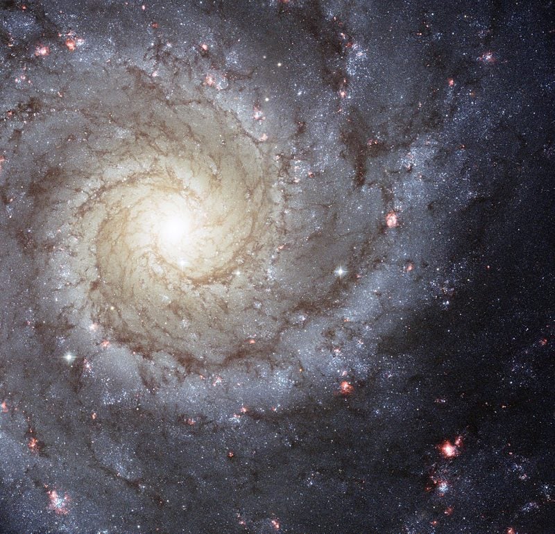 Le mystérieux centre vide de la Galaxie Fantôme et un labyrinthe de gaz dans un sublime cliché du Webb 3 M74 vu de Hubble. Crédit : NASA, ESA et Hubble Heritage (STScI / AURA) – Collaboration ESA / Hubble
