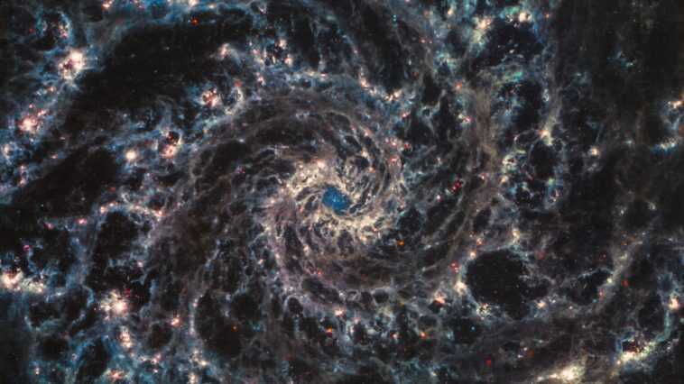 Le mystérieux centre vide de la Galaxie Fantôme et un labyrinthe de gaz dans un sublime cliché du Webb 1 Le Mystérieux Centre Vide De La Galaxie Fantôme Et Un