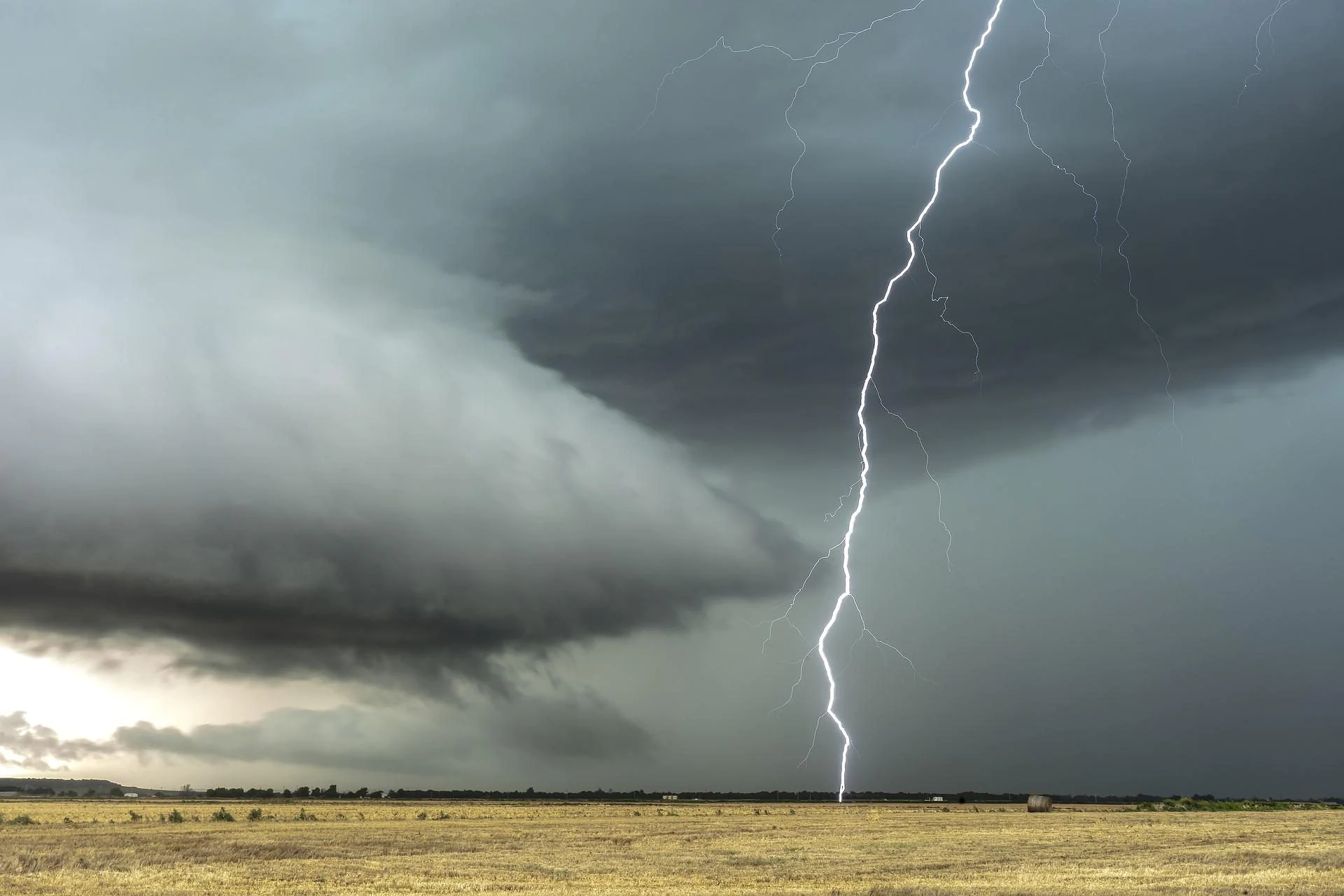Comment éviter d'être frappé par la foudre : que faire pendant un orage pour se protéger 3 1659010507 569 Comment eviter detre frappe par la foudre que faire