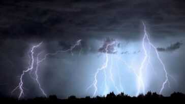 Comment éviter d'être frappé par la foudre : que faire pendant un orage pour se protéger 24 Comment éviter D'être Frappé Par La Foudre : Que Faire
