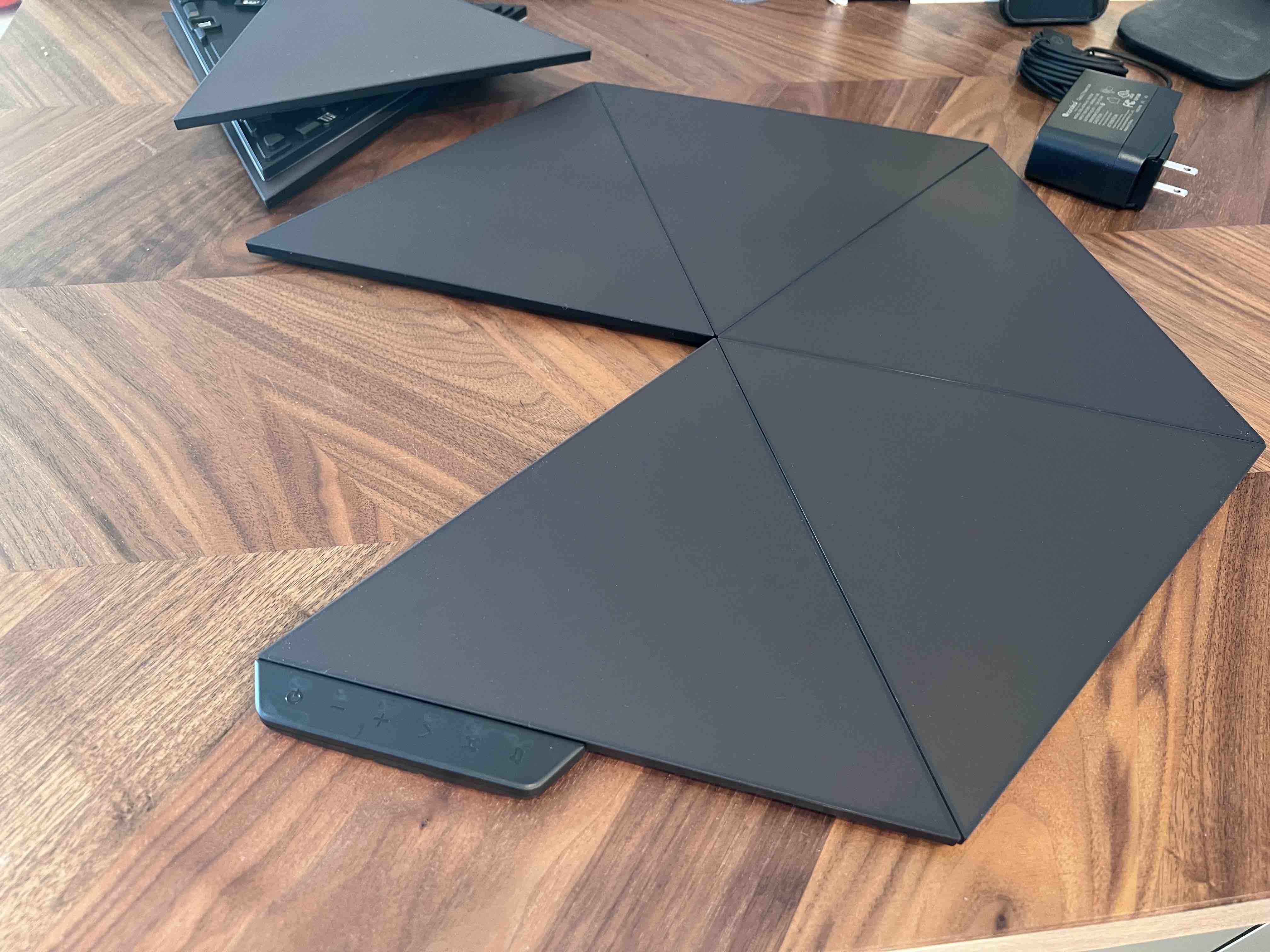 Pratique avec les lampes HomeKit modulaires Ultra Black Triangles en édition limitée de Nanoleaf Mise en place des lumières HomeKit noires Nanoleaf
