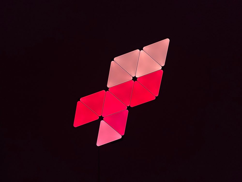 Hands-on with Nanoleaf's limited edition Ultra Black Triangles modular HomeKit lights Pratique avec les lampes HomeKit modulaires Ultra Black Triangles en