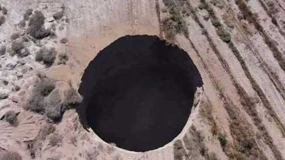 Un gouffre gigantesque et mystérieux s'est formé au Chili : il fait 200 mètres de profondeur 1 Un Gouffre Gigantesque Et Mystérieux S'est Formé Au Chili :