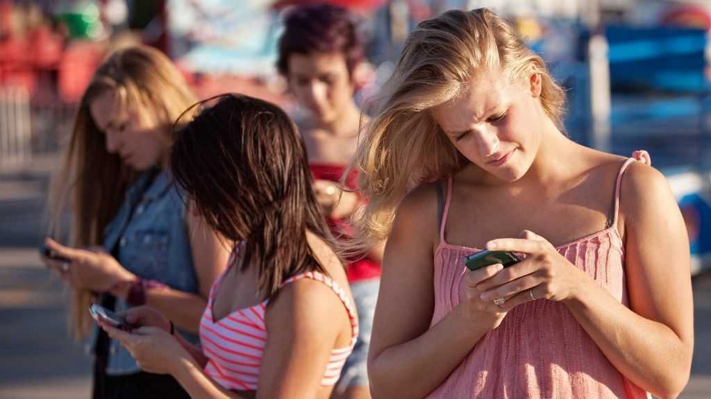 Le Nombre D'adolescents Utilisant Facebook Se Bloque Alors Que Youtube