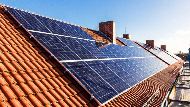 Installation de la pompe à chaleur : Ce travail est nécessaire 7 Photovoltaïque sur le toit de la maison