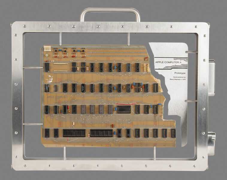 Un prototype d'ordinateur Apple-1 utilisé par Steve Jobs vendu aux enchères pour près de 700 000 $ 1 Un Prototype D'ordinateur Apple 1 Utilisé Par Steve Jobs Vendu Aux
