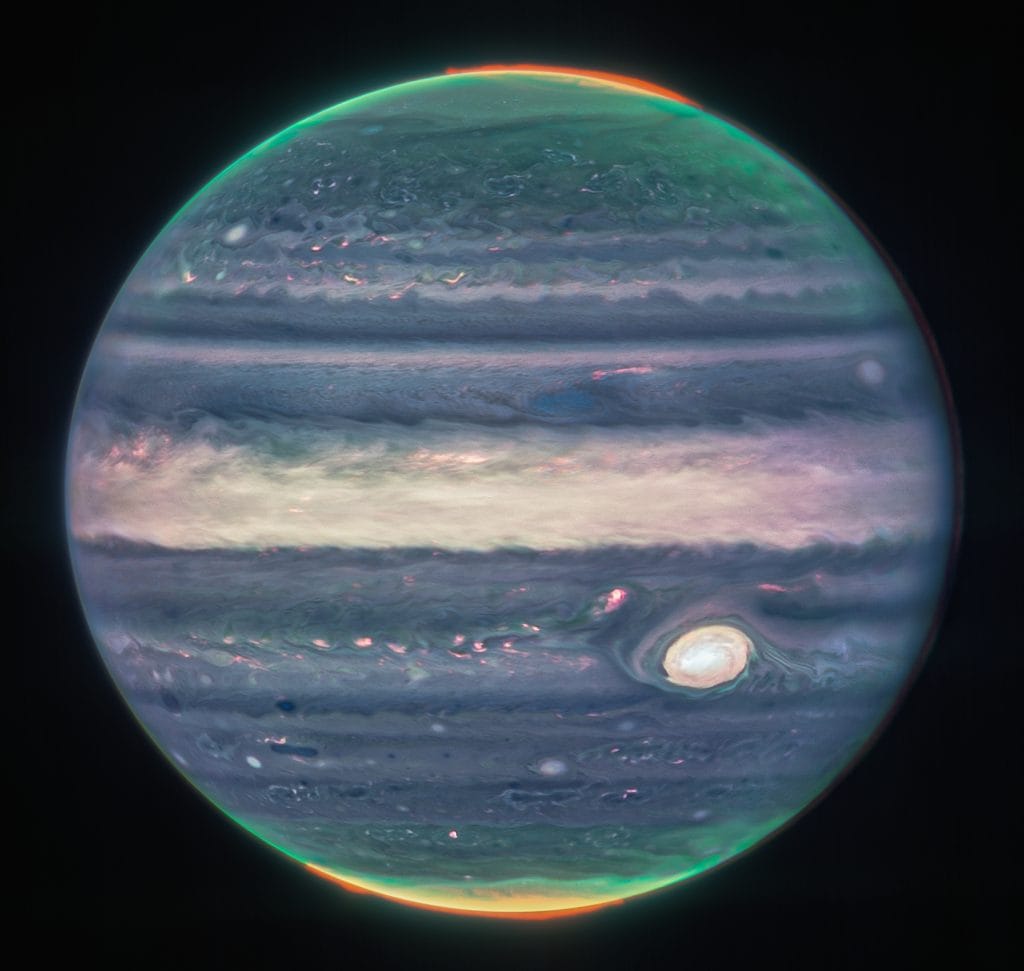 Jupiter vu à travers les filtres F360M (rouge), F212N (jaune-vert) et F150W2 (cyan) / NASA