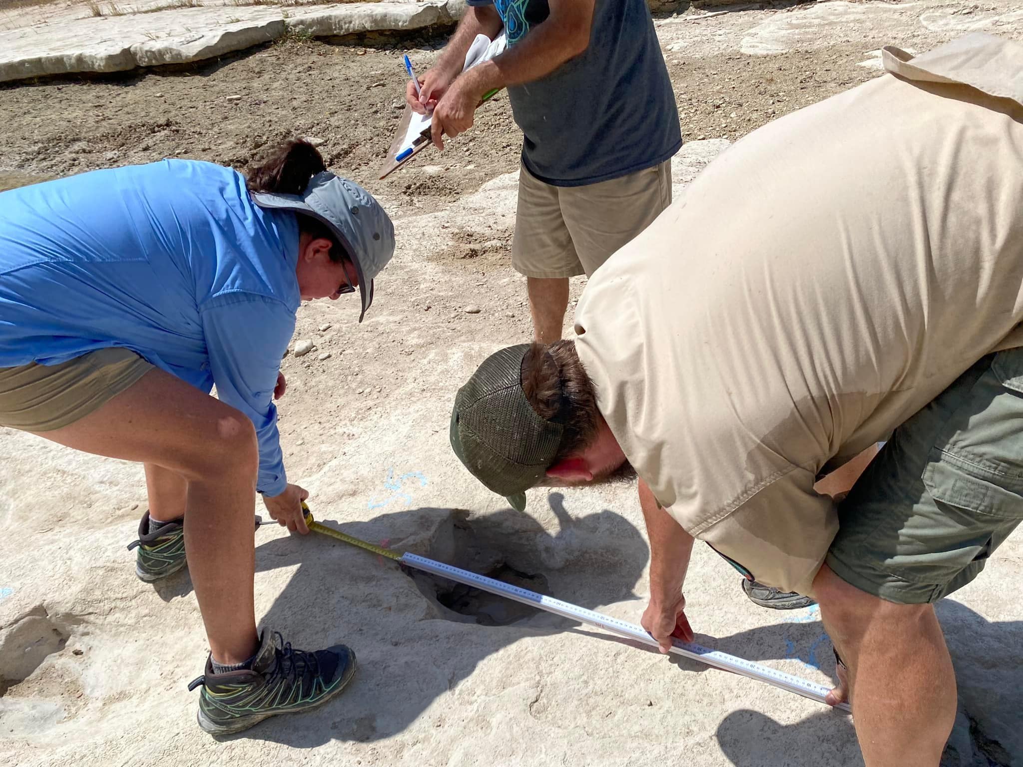 Mesure de traces de dinosaures dans le parc d'état de Dinosaur Valley à Glen Rose, Texas / Facebook