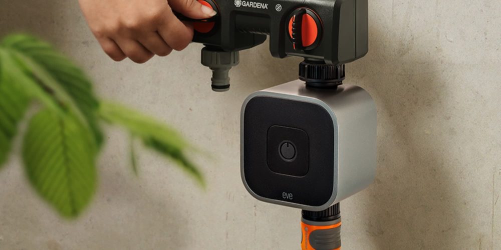 Eve Aqua ajoute du fil et un connecteur en laiton pour convertir un robinet extérieur standard en un robinet intelligent Ève Aqua
