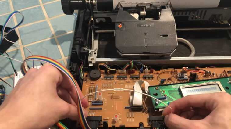Le hardware moderne transforme cette machine à écrire des années 80 en un terminal Linux et une imprimante d'art ASCII 1 Le Hardware Moderne Transforme Cette Machine à écrire Des Années