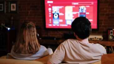 L'écoute de la télévision chez les jeunes adultes a chuté des deux tiers en une décennie, les plus de 65 ans regardent désormais plus longtemps 6 L'écoute De La Télévision Chez Les Jeunes Adultes A Chuté