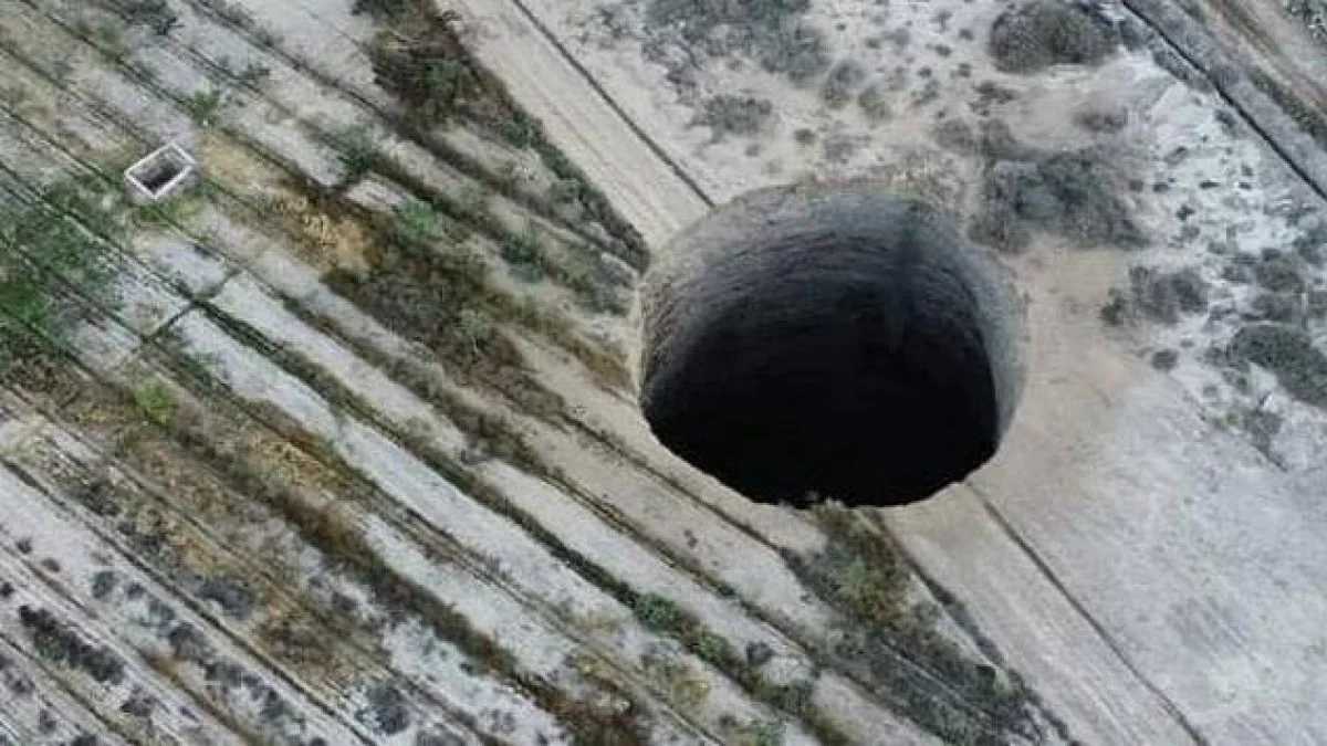 L'immense gouffre au Chili s'agrandit, des glissements de terrain se font entendre : le maire de la ville accuse la mine 2 Le gouffre au Chili, large de 32 mètres. Crédit : Facebook