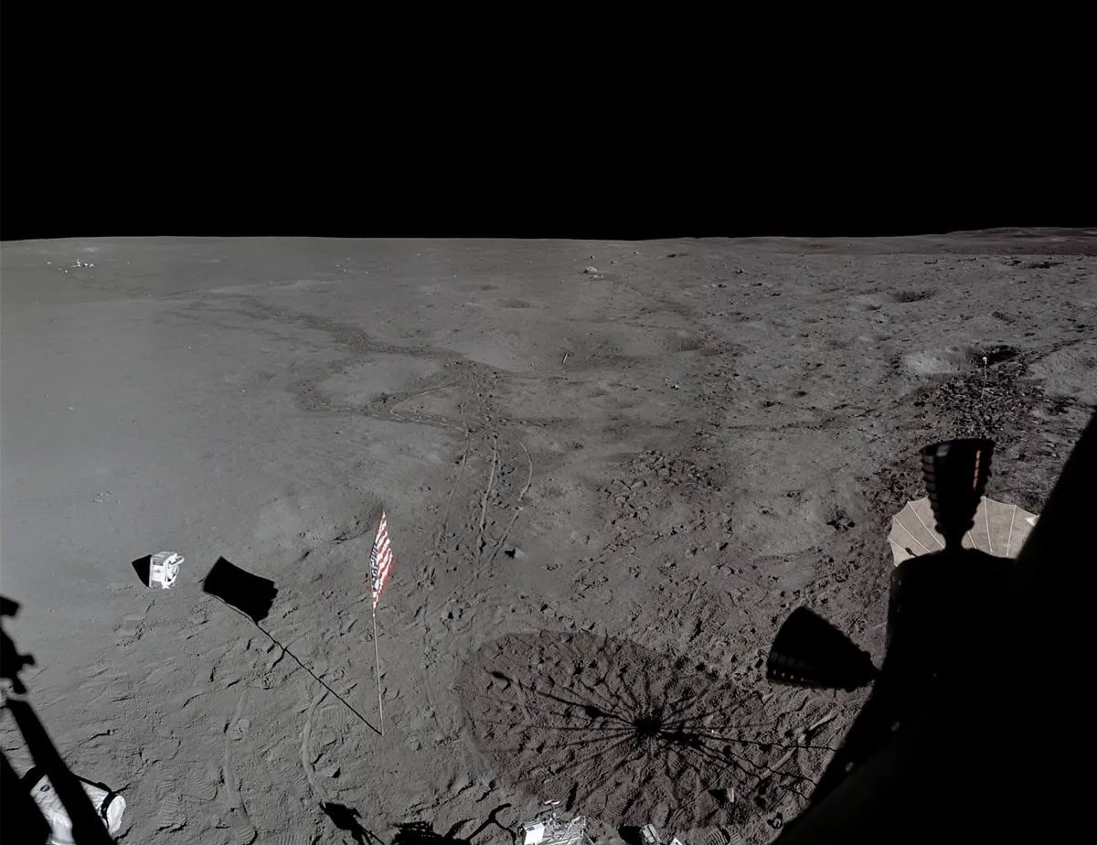 Les photos remastérisées de la mission lunaire Apollo révèlent désormais des détails comme jamais auparavant 5 L'astronaute Edgar Mitchell photographie le site d'atterrissage avant de quitter la Lune, Apollo 14, février 1971. En haut à gauche, des balles de golf / Crédit : NASA / JSC / ASU / Andy Saunders